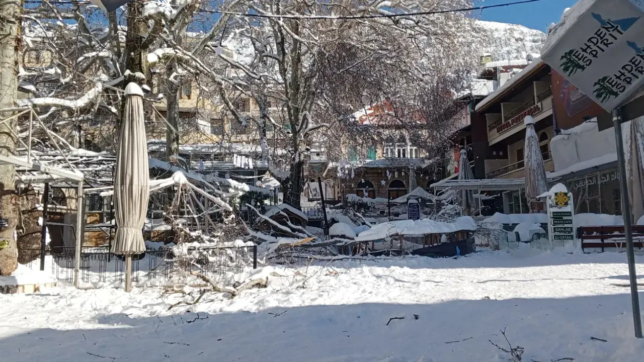 ثلوج كثيفة.. منخفض جوي يقطع طرق المرتفعات اللبنانية قبل وصول عاصفة نهاية الأسبوع